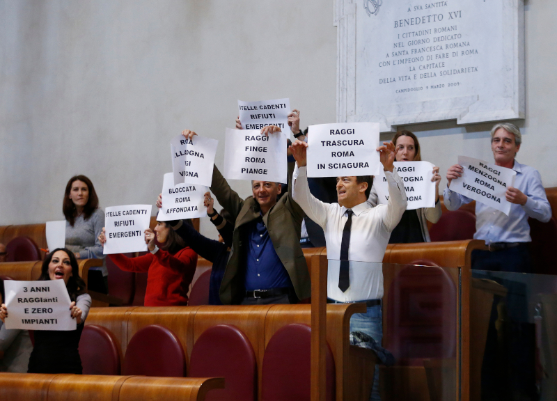 Pd contro M5S, scoppia la guerra sul bilancio di Roma: la rottura è totale Pd contro M5S, scoppia la guerra sul bilancio di Roma: la rottura è totale