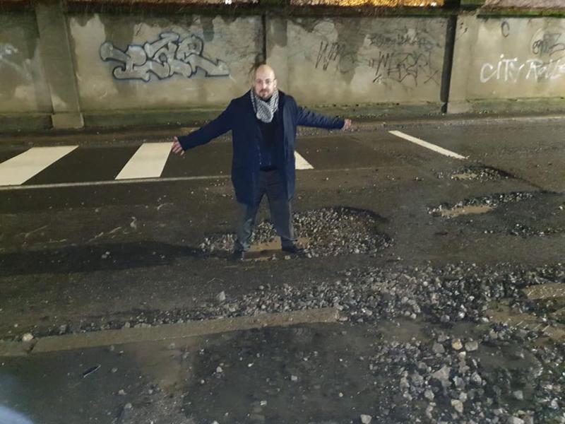 Un ‘cratere’ in via Breda, la denuncia di De Chirico sulle buche stradali Un ‘cratere’ in via Breda, la denuncia di De Chirico sulle buche stradali