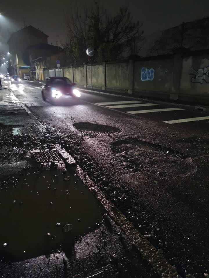 Un ‘cratere’ in via Breda, la denuncia di De Chirico sulle buche stradali Un ‘cratere’ in via Breda, la denuncia di De Chirico sulle buche stradali