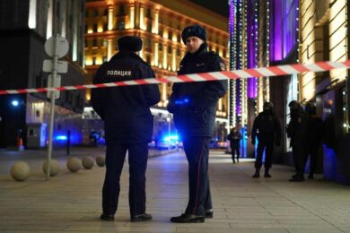 Attentato Mosca, l’uomo è una ex guardia di sicurezza. Aveva anche un ordigno