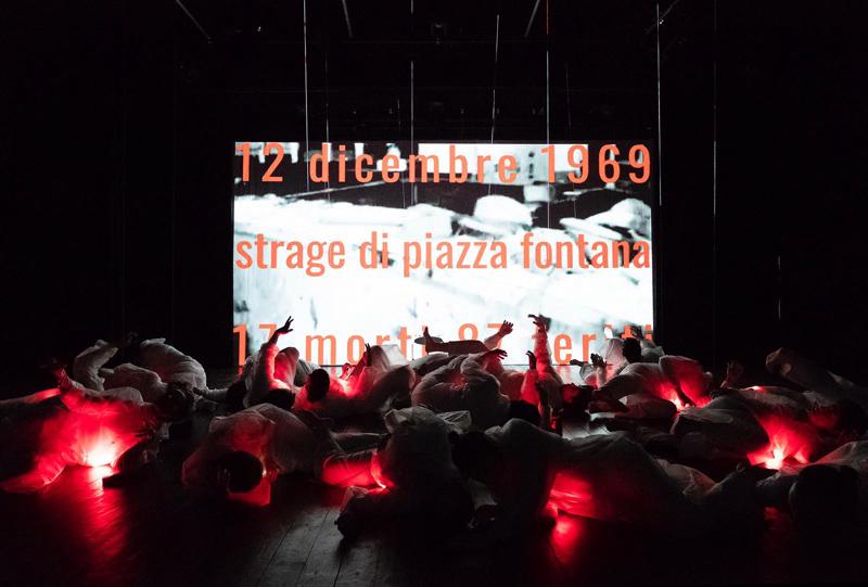 Piazza Fontana, “Chi è Stato?”: la performance di Ascari. FOTO