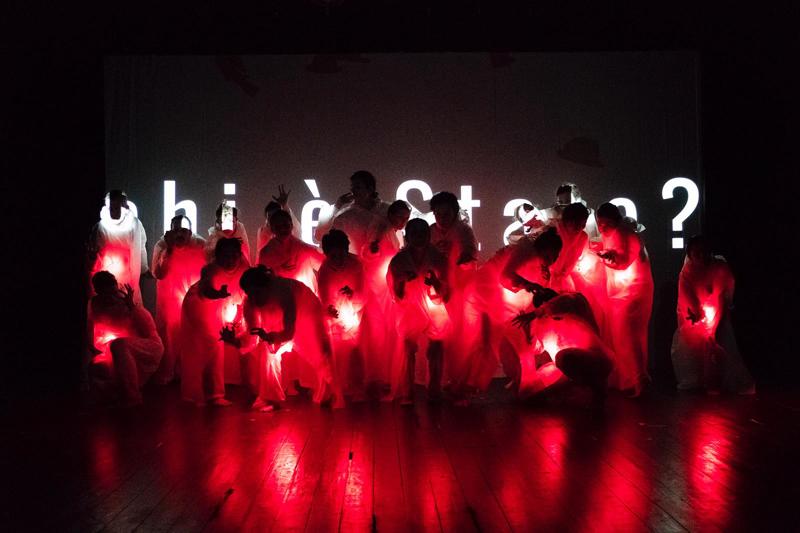 Piazza Fontana, “Chi è Stato?”: la performance di Ascari. FOTO