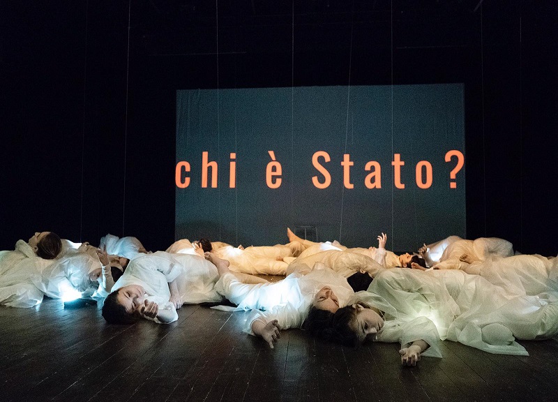 Piazza Fontana, “Chi è Stato?”: la performance di Ascari. FOTO
