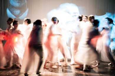 Piazza Fontana, “Chi è Stato?”: la performance di Ascari. FOTO