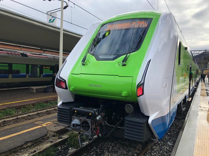 Trenord, ecco Caravaggio: 4mila in viaggio sul nuovo treno. FOTO