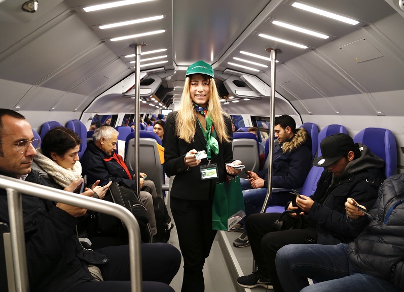 Trenord, ecco Caravaggio: 4mila in viaggio sul nuovo treno. FOTO