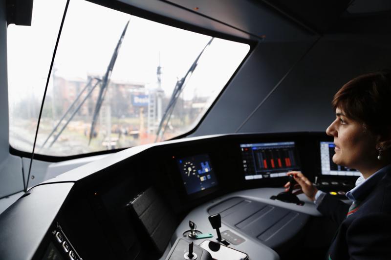 Trenord, ecco Caravaggio: 4mila in viaggio sul nuovo treno. FOTO