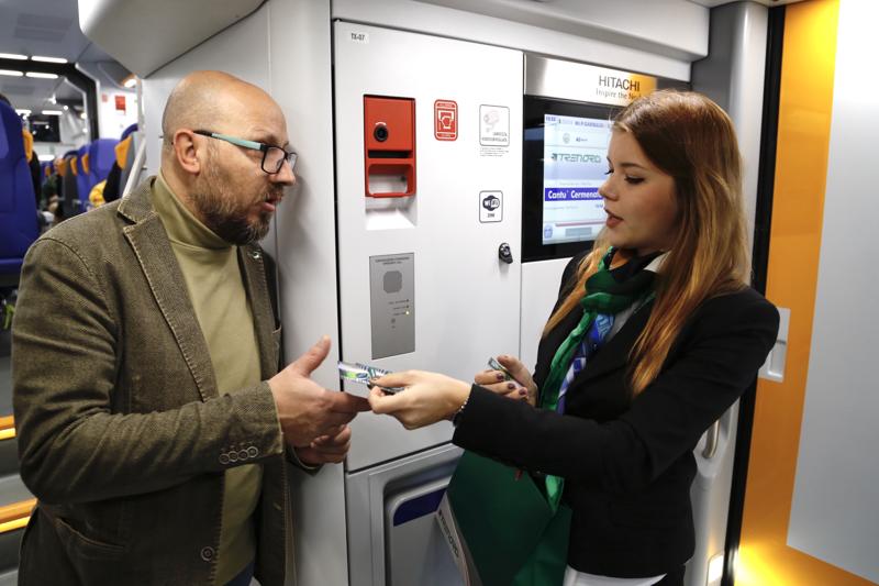 Trenord, ecco Caravaggio: 4mila in viaggio sul nuovo treno. FOTO