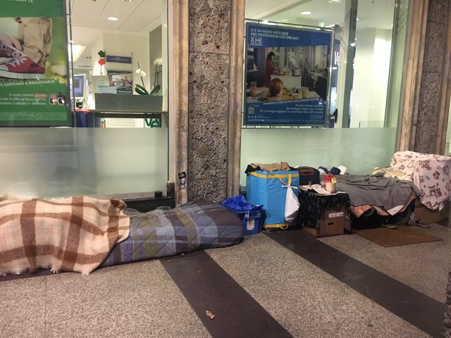 Notte di Natale con i senza casa nel centro di Milano – VIDEO e FOTO Notte di Natale con i senza casa nel centro di Milano – VIDEO e FOTO