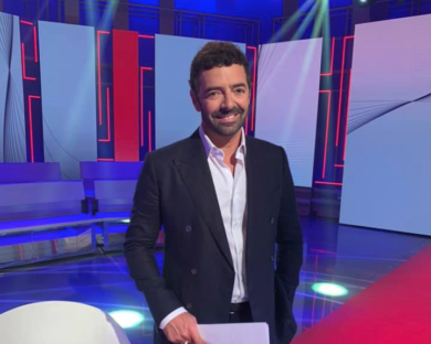 Ascolti Tv, Alberto Matano come Mariah Carey: l’augurio natalizio è Diva-Style