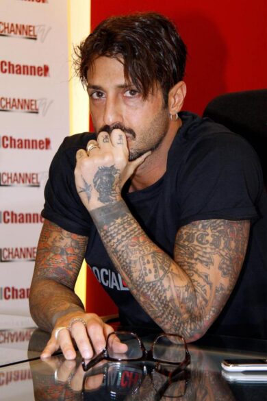 Fabrizio Corona riabbraccia il figlio Carlos, Nina Moric commenta. FOTO