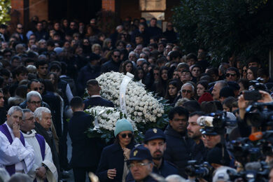 Gaia, Camilla e il gioco del semaforo.’Attraversano con il rosso per sfidarsi’