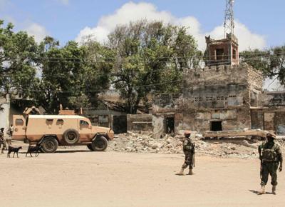 Attentato a Mogadiscio, almeno 90 morti. Autobomba esplode a un checkpoint Attentato a Mogadiscio, almeno 90 morti. Autobomba esplode a un checkpoint