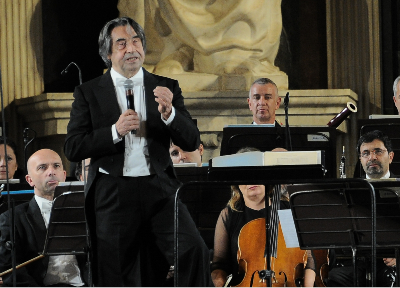 Tim festeggia Capodanno in 5G al Mausoleo di Augusto: spot con Riccardo Muti Tim festeggia Capodanno in 5G al Mausoleo di Augusto: spot con Riccardo Muti