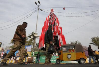 Iraq, in migliaia assaltano l’ambasciata Usa. Trump: “C’è dietro l’Iran”