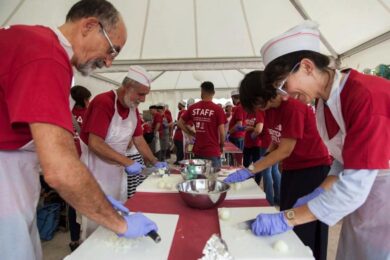 Capodanno? Sì, ma solidale. In tanti decidono di passarlo aiutando il prossimo