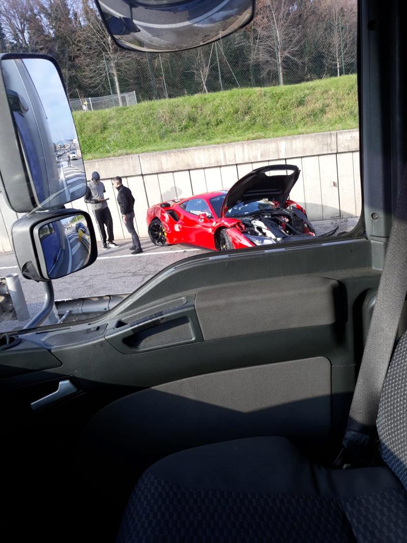 Schianto di Balotelli a Brescia? La Ferrari distrutta fa impazzire il web Schianto di Balotelli a Brescia? La Ferrari distrutta fa impazzire il web