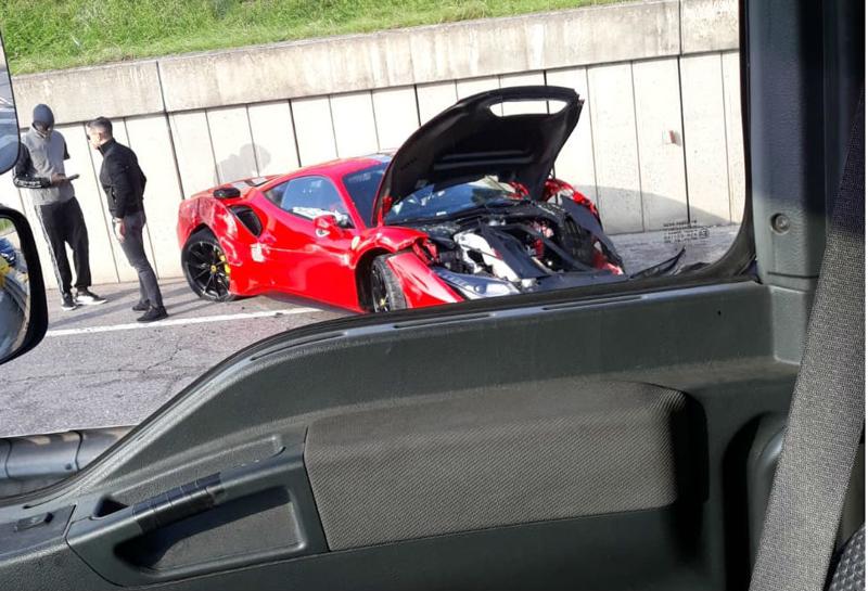 Schianto di Balotelli a Brescia? La Ferrari distrutta fa impazzire il web Schianto di Balotelli a Brescia? La Ferrari distrutta fa impazzire il web