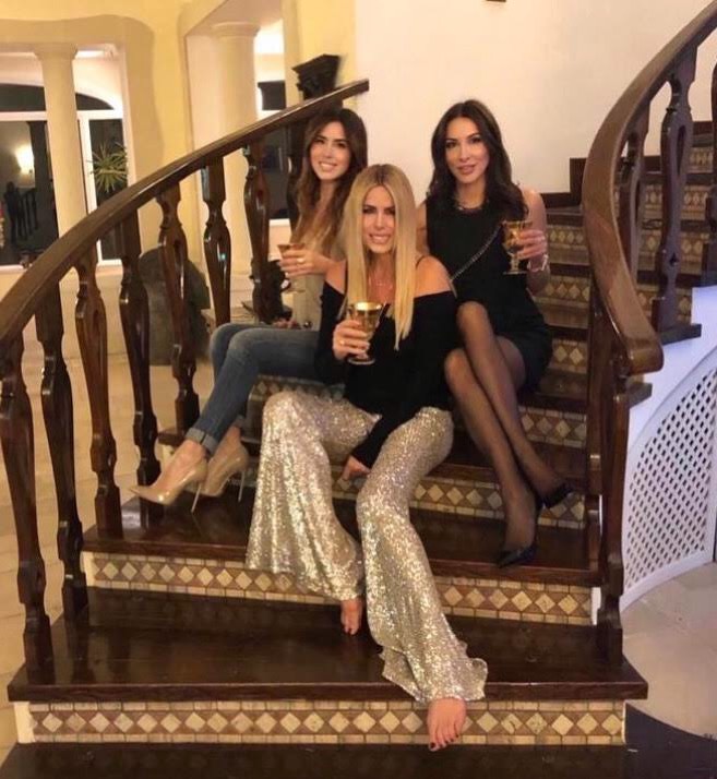 Capodanno a Cellino. La Lecciso gela tutti con la foto nelle tenute di Al Bano Capodanno a Cellino. La Lecciso gela tutti con la foto nelle tenute di Al Bano