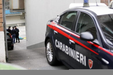 Si barrica in casa a Torino, i Carabinieri liberano la madre e il fratello