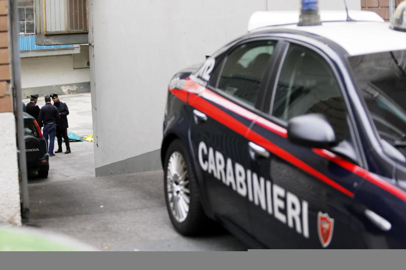 Si barrica in casa a Torino, i Carabinieri liberano la madre e il fratello Si barrica in casa a Torino, i Carabinieri liberano la madre e il fratello