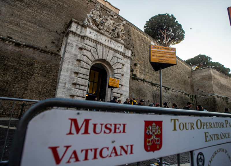 Musei Vaticani, crolla un pezzo di marmo all’ingresso: malore per una donna Musei Vaticani, crolla un pezzo di marmo all’ingresso: malore per una donna