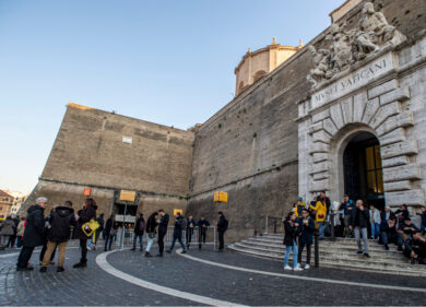 Musei Vaticani, crolla un pezzo di marmo all’ingresso: malore per una donna