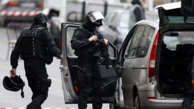 Periferia di Parigi un uomo con un coltello ha attaccato i passanti