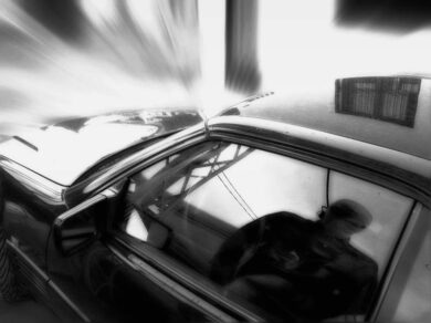 Tenta di rubare auto con due bimbi a bordo, 13enne sventa il furto