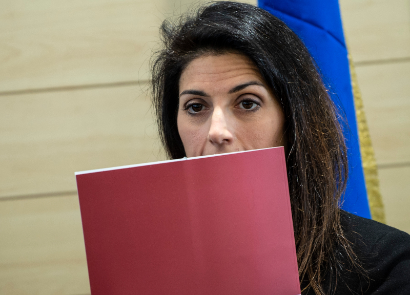 Discarica a Monte Carnevale, la rivolta dei fedeli M5S: Raggi spalle al muro Discarica a Monte Carnevale, la rivolta dei fedeli M5S: Raggi spalle al muro