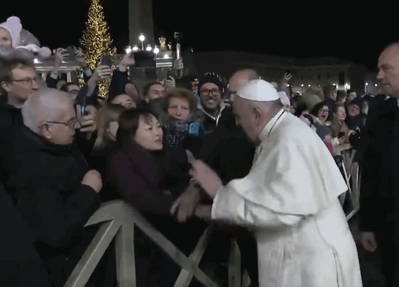 Bergoglio e le critiche per lo schiaffetto? Anche Gesù perse la pazienza Bergoglio e le critiche per lo schiaffetto? Anche Gesù perse la pazienza