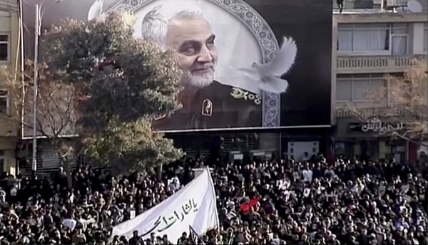 Iran, Usa e Pentagono ‘terroristi’. Funerali Soleimani, 35 morti nella calca