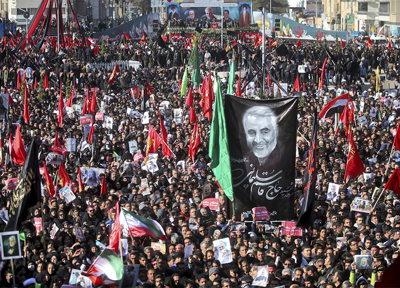 Iran, Usa e Pentagono ‘terroristi’. Funerali Soleimani, 35 morti nella calca