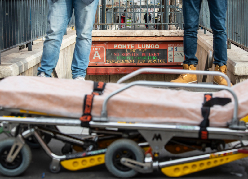 Ragazza si getta sui binari: travolta e uccisa dalla Metro a Ponte Lungo Ragazza si getta sui binari: travolta e uccisa dalla Metro a Ponte Lungo