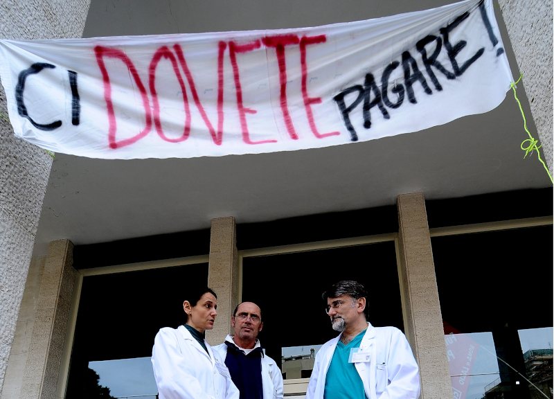 Sanità, licenziamenti e stipendi non pagati: medici Idi sul piede di guerra