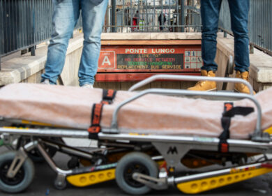 Quindici anni: si uccide gettandosi sotto la Metro A. Tragedia a Ponte Lungo
