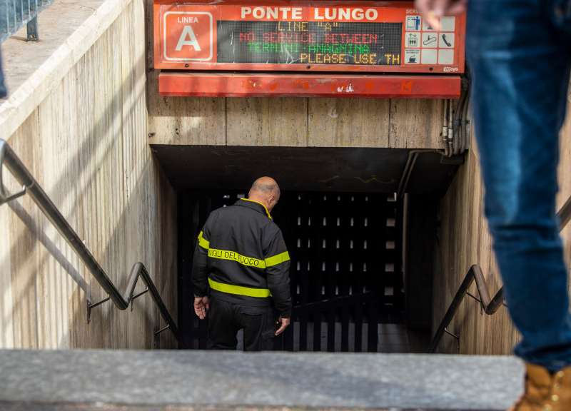 Quindici anni: si uccide gettandosi sotto la Metro A. Tragedia a Ponte Lungo Quindici anni: si uccide gettandosi sotto la Metro A. Tragedia a Ponte Lungo