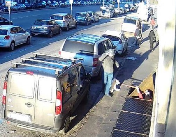 Manomette grata causando la caduta di una donna: denunciato. FOTO