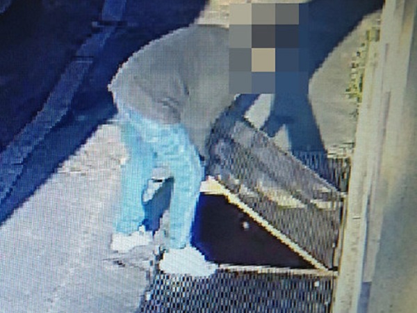 Manomette grata causando la caduta di una donna: denunciato. FOTO
