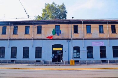 Milano, nasce il muro della gentilezza: vestiti e coperte per i bisognosi