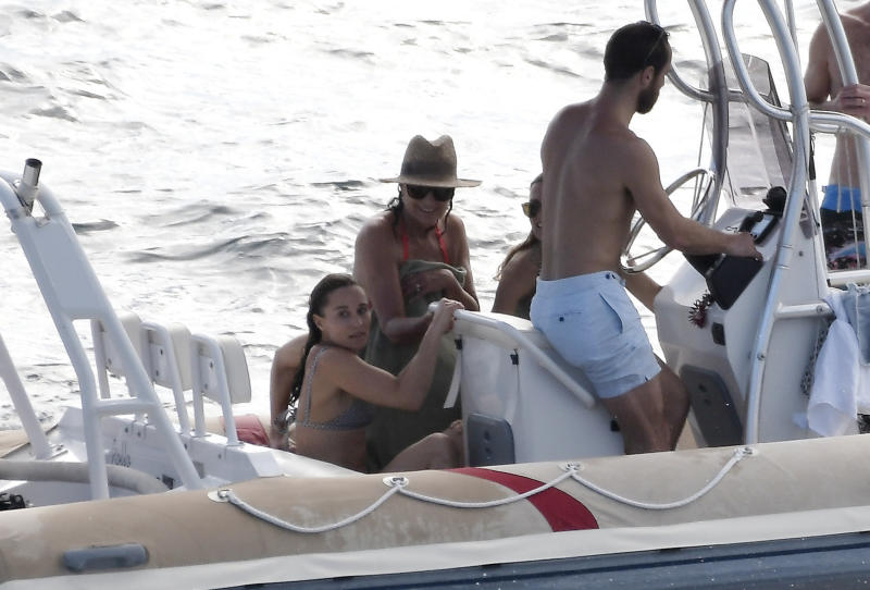 Kate Middleton news: Pippa Middleton in bikini le ruba la scena… così. FOTO Kate Middleton news: Pippa Middleton in bikini le ruba la scena… così. FOTO