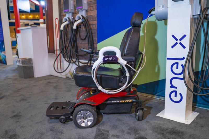 Enel X svela dispositivo che ricarica batterie delle sedie a ruota elettrica Enel X svela dispositivo che ricarica batterie delle sedie a ruota elettrica
