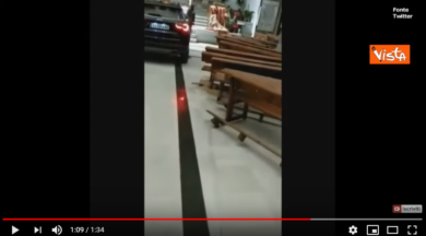 Automobilista entra in chiesa con un suv in Spagna.