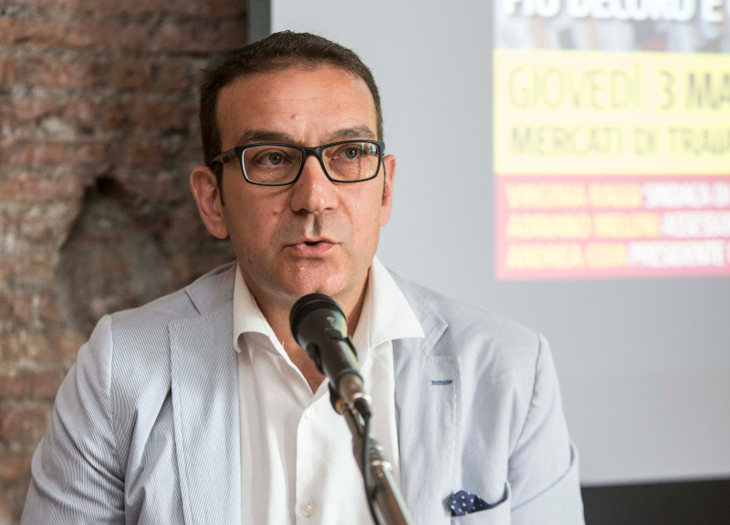 Bancarelle via dal Centro, urtisti in rivolta: aggredito consigliere M5S Coia Bancarelle via dal Centro, urtisti in rivolta: aggredito consigliere M5S Coia