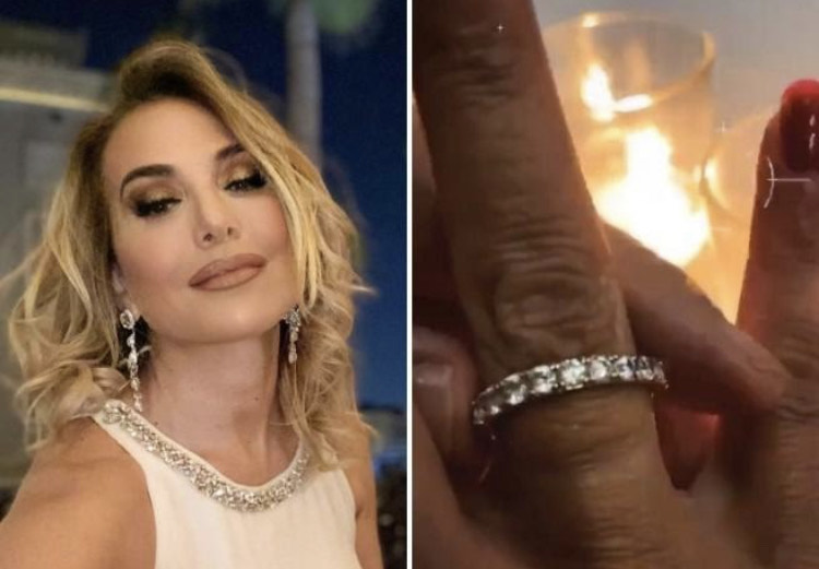 Cena romantica di Barbara d’Urso, spunta l’anello. Scoppia un caso Cena romantica di Barbara d’Urso, spunta l’anello. Scoppia un caso