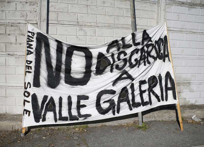 Discarica Roma, la marcia contro il sindaco Raggi della Valle Galeria Discarica Roma, la marcia contro il sindaco Raggi della Valle Galeria