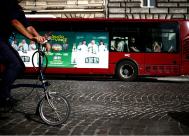 Strade nuove, la trappola per bici e monopattini: il pasticcio dei sampietrini