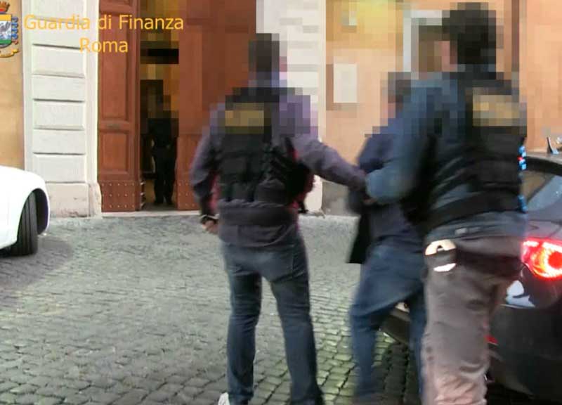 Far west a Nettuno: rapina con inseguimento e spari: presi 4 rapinatori Far west a Nettuno: rapina con inseguimento e spari: presi 4 rapinatori