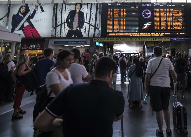Ferrovie, Termini ko: lunedì infernale per i pendolari: ritardi di oltre 1 ora Ferrovie, Termini ko: lunedì infernale per i pendolari: ritardi di oltre 1 ora