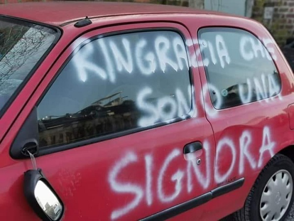 Lui la tradisce, lei tappezza il treno di volantini: “Farabutto”. FOTO